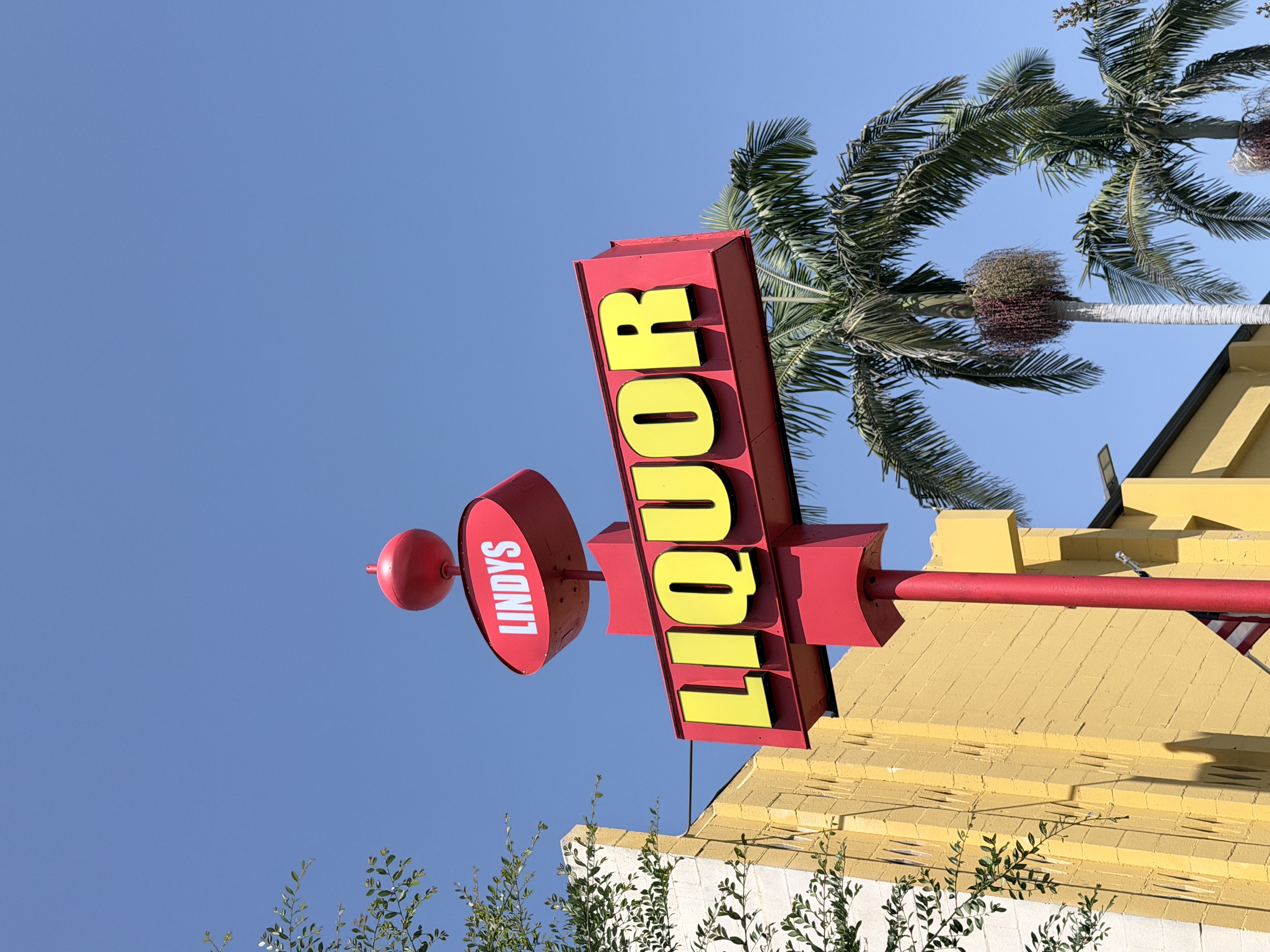 Lindy's Liquor pole sign